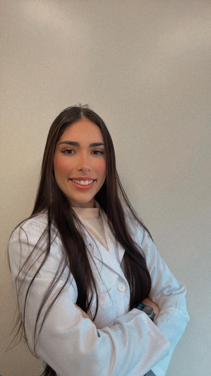 Dentista da equipe TM Odontologia sorrindo, de jaleco
